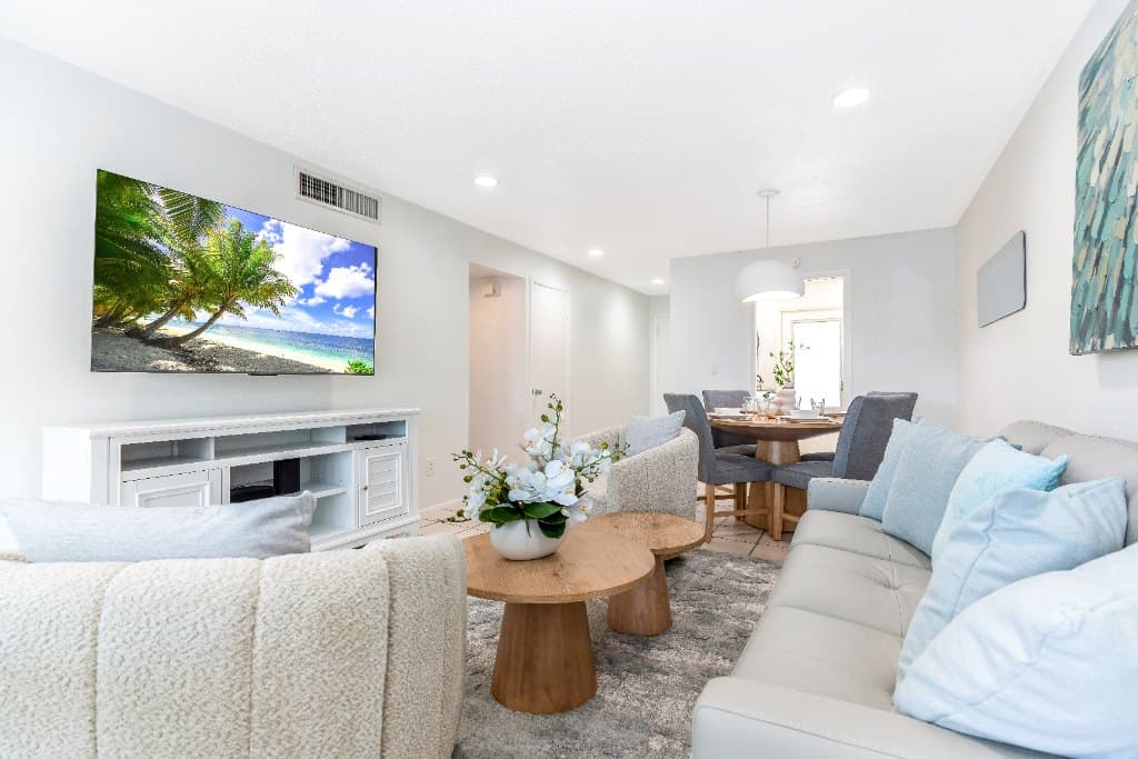 Spacious bright living and dining area
